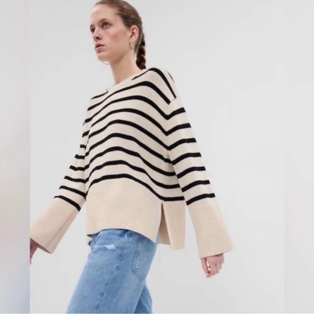 GAP Women's Black and Cream Striped Sweater
